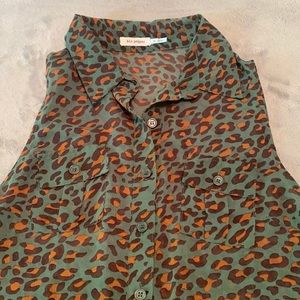 Feisty animal print sheet blouse hi-low